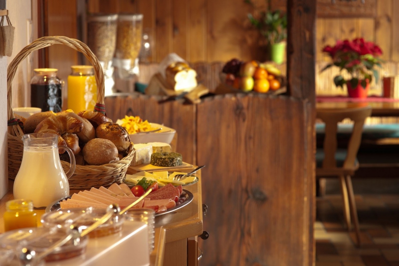 boulangerie-CHATEAUNEUF VILLEVIEILLE-min_breakfast_buffet_food_restaurant_meal_hotel_plate_fresh-718745